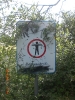 Vandalismus am Verbotsschild.